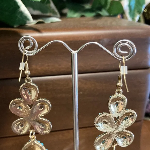 🌟 Host Pick!!🌟Gold Tone Turquoise Blue Beaded Chandelier Hang Pierced Earrings - Picture 4 of 4